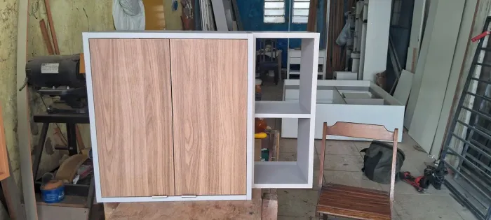 Armário pequeno amadeirado e cinza 82x61x35.