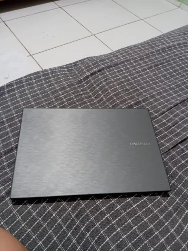 Notebook semi novo na caixa. 2 anos de garantia