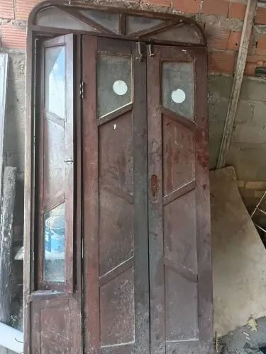 Vende-se Porta de Madeira.Obs: Modelo antigo