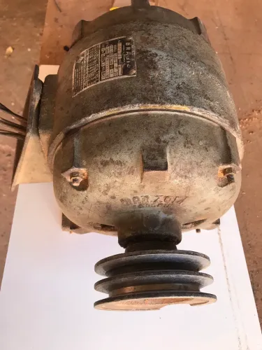 Vende se motor elétrico