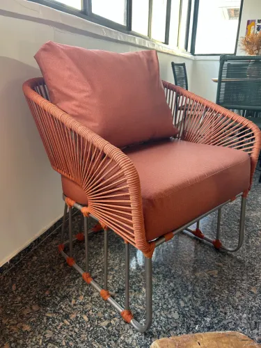 Poltrona terracota em corda náutica ideal tanto para área externa quanto interna