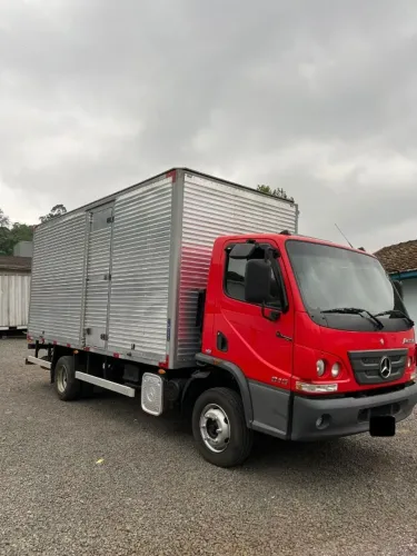 Mb Accelo 915 4x2 - Ano 2013 Baú