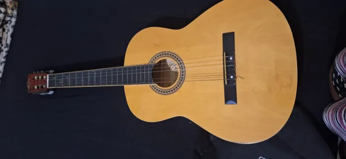 Este é um violão clássico de nylon Tagima Memphis AC-39.