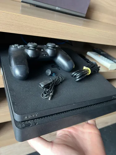 PlayStation 4 Slim 1TB de memória - Ps4 na caixa com HDR ( Estado de novo )