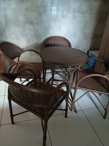 Conjunto de mesa com 4 cadeiras 
