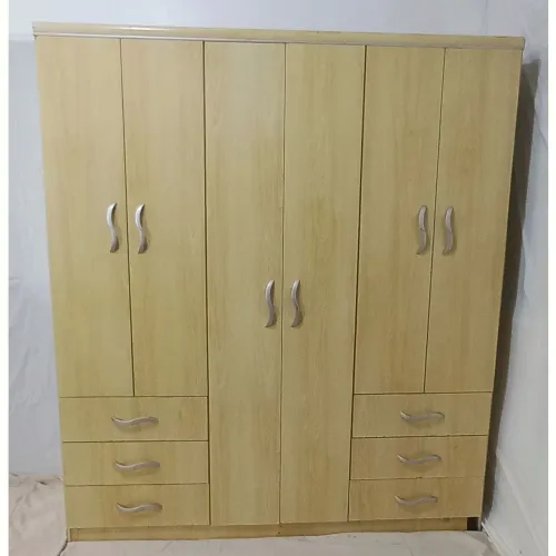 Guarda roupas com 6 portas e 6 gavetas.