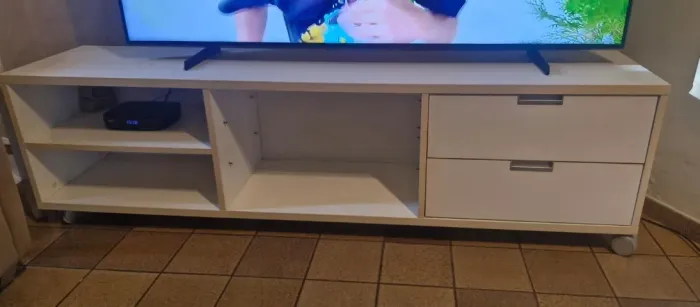 Vendo Rack para TV na cor branca, em excelente estado de conservação.