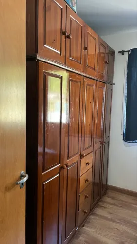 Guarda roupa de madeira em perfeito estado
