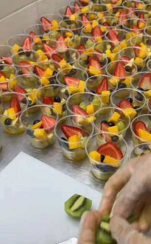 Vendo copos de frutas entregamos , mousse de chocolate ,mousse de maracujá .