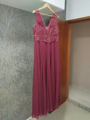 Vestido longo para festa na cor marsala com renda bordada a mão 