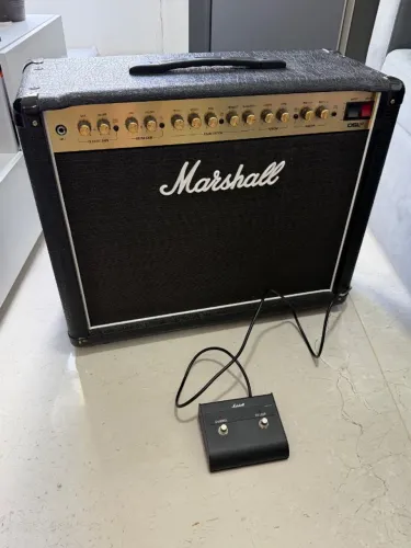 Amplificador valvulado Marshall DSL40CR 40W com falante Celestion V30