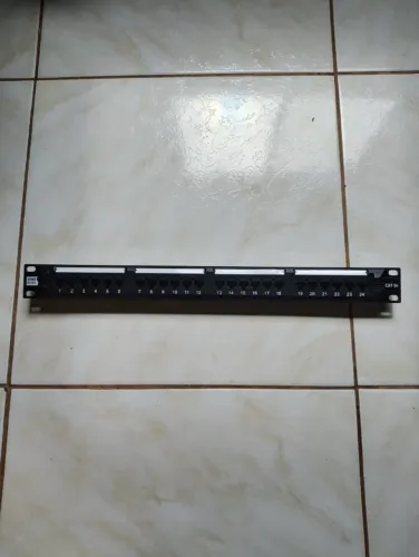 Patch Panel de 24 Portas CAT5e (19" 1U para rack de rede)