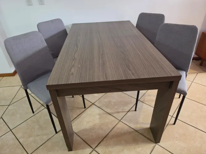 Mesa com 4 cadeiras
