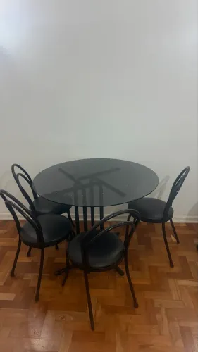 Vendo mesa redonda 4 lugares com 4 cadeiras