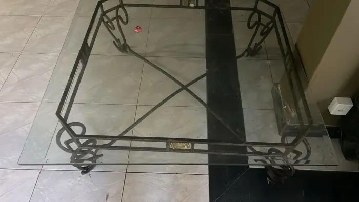 Mesa de Centro em Ferro Forjado com Tampo de Vidro
