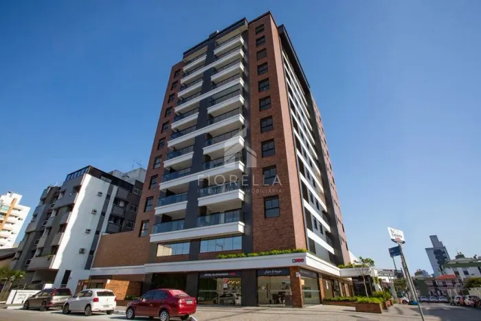 Apartamento 03 dormitórios 03 suítes com SPA no terraço no Estreito em Florianópolis.