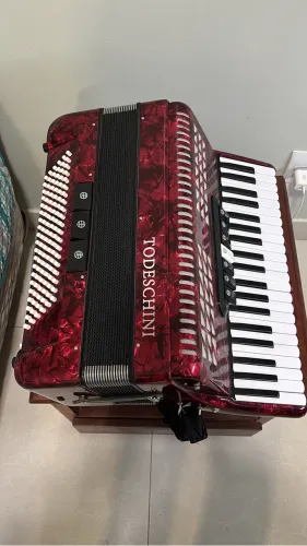 Sanfona Todeschini 120 Baixos Vermelha com Caixa Original - Excelente Estado