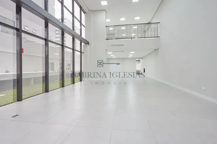 Loja corporativa com Mezanino para locação no Centro Cívico em Curitiba