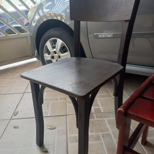 Vendo 4 cadeiras antigas  em madeira. 