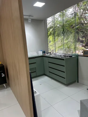 Sala para escritório ou atendimento estético/beleza.