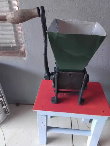 Triturador de milho antigo 