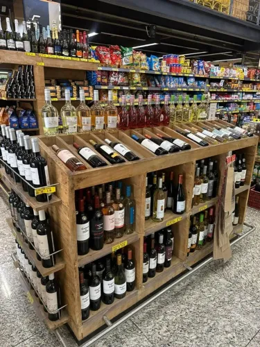 Adega em madeira