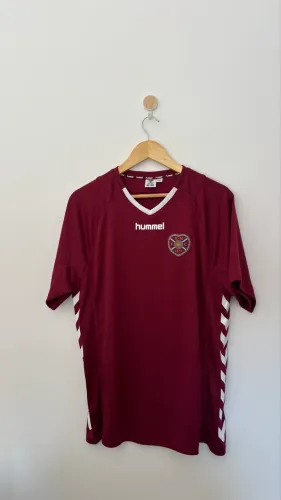 Hearts FC Retro Home Shirt Edição especial lançada em 2025 - Hummel