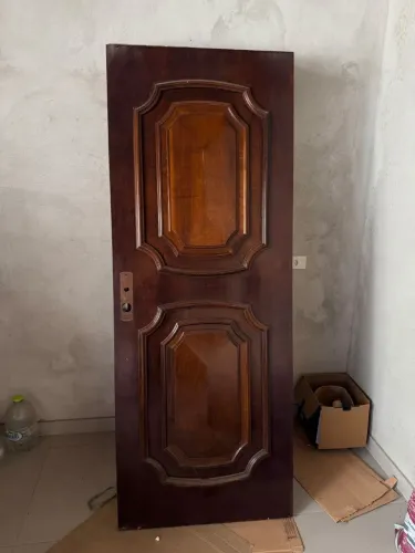 Porta de madeira maciça modelo clássico com duas almofadas