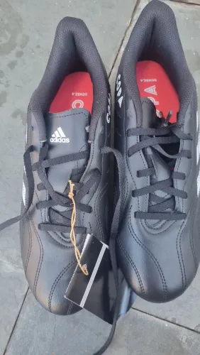 Chuteira Adidas de Trava Nova com etiqueta