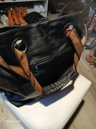 Bolsa grande em couro sintético de excelente qualidade e estado, cabe notebook e muito ma