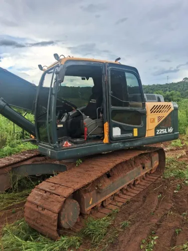 Escavadeira Hyundai 2022 Modelo 225L 