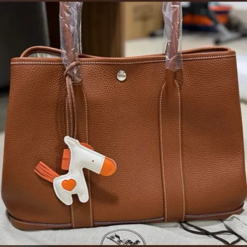 Bolsa caramelo de couro Togo com adorno