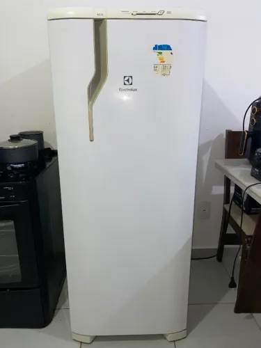 Geladeira Electrolux 240L