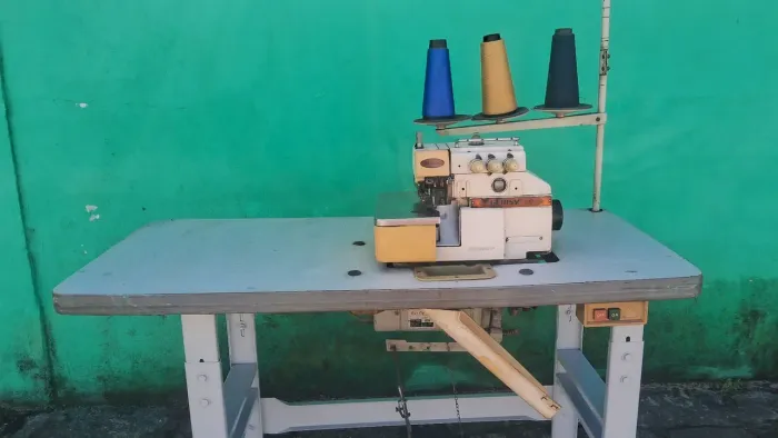 Máquina overlock industrial elétrica