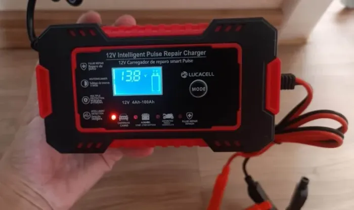 Carregador de Bateria Inteligente 12V 6A com Tela LCD e Função de Reparo por Puls