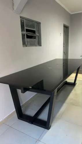 Mesa de jantar de vidro com estrutura de madeira 