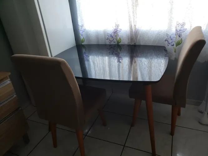 Mesa 4 cadeiras estofada