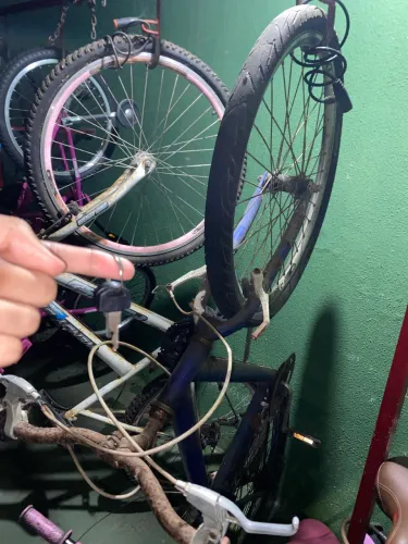 Bike azul só trocar o pneu e tirar a ferrugem