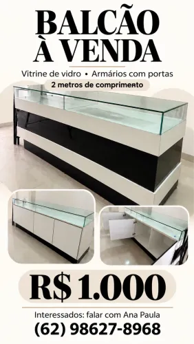 Balcão expositor com vitrine de vidro e armários ? 2 metros