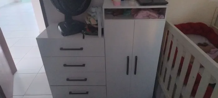 Vende comida com duas portas e 4 gavetas pouco tempo de uso 