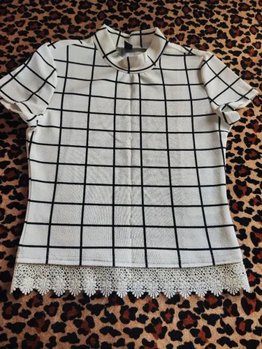 Vendo blusa com detalhes na parte inferior