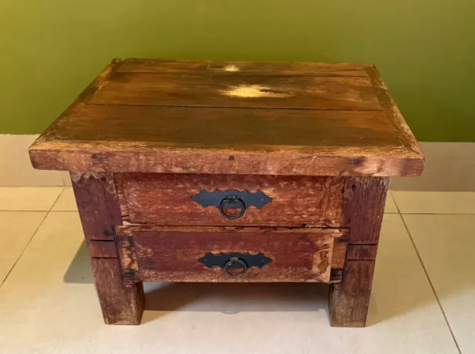 Mesa lateral em madeira de lei