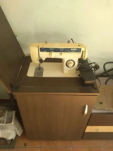 Máquina de costura antigas c/gabinete