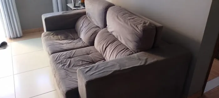 Sofá retrátil de madeira durável, cinza.