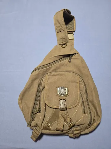 Vendo mochila transversal da marca KVN feita de lona resistente na cor