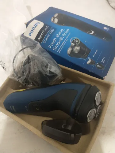 Barbeador elétrico Philips (recarregável)