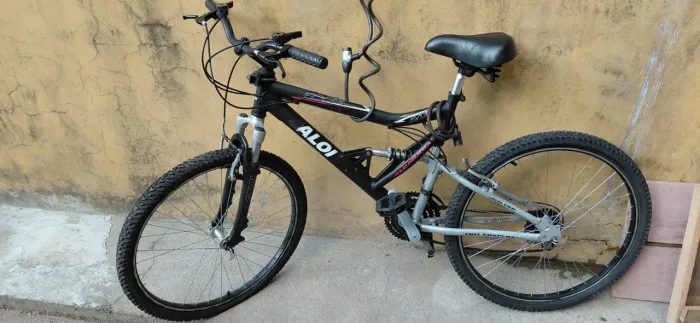 ? Bicicleta Caloi Preta Aro 26 - 21 marchas