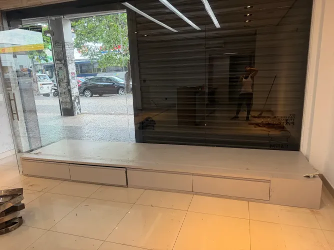 Tablado com gavetas em mdf