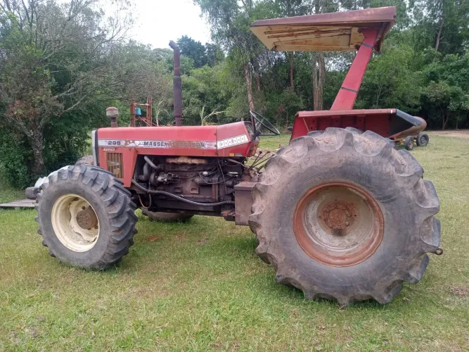 Trator MF 295 4x4 e tanque 3000 litros.