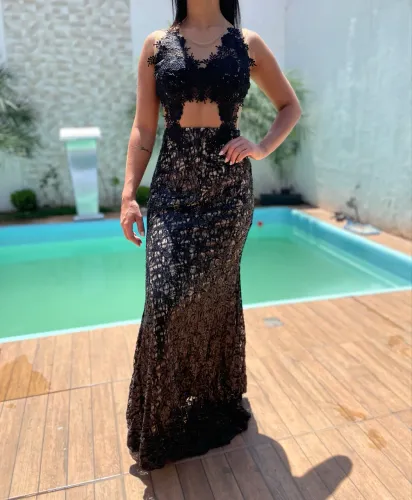 Vestido de festa preto, todo de renda